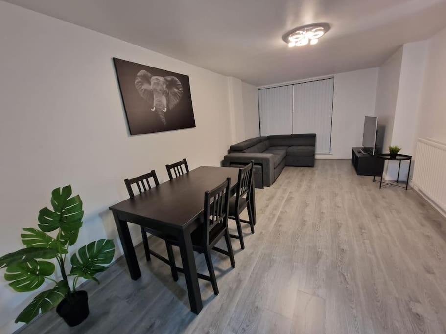 Contemporary City Centre Flat Belfast Bagian luar foto